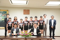 八條議長と口田東J.V.B.Cスポーツ少年団の皆様の集合写真