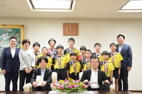 八條議長と深川バレーボールクラブの皆様の集合写真