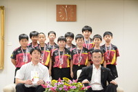 八條議長と大町バレーボール同好会の皆様の集合写真