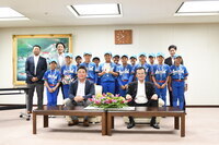 八條議長と安佐クラブの皆様の集合写真