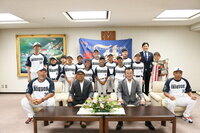 八條議長と井口少年ソフトボール同好会の皆様の集合写真