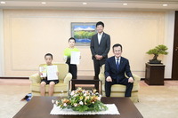 八條議長と高陽ジュニアバドミントンクラブの皆様の集合写真