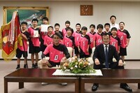 八條議長と伴東SPIRITSドッジボールクラブの皆様の集合写真