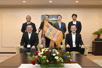 八條議長と広島市役所軟式野球部の皆様の集合写真