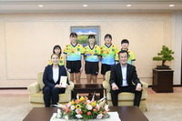 八條議長と可部町卓球スポーツ少年団の皆様の集合写真