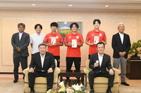 八條議長と広島市ソフトテニス連盟の皆様の集合写真