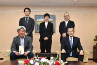 八條議長と広島サーティーズの皆様の集合写真