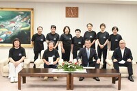 八條議長とソフターズ50皆様の集合写真