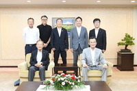 八條議長と広島国際女子オープンテニス選手権大会関係者の皆様の集合写真