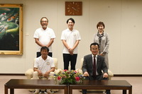 八條議長とURPHの皆様の集合写真