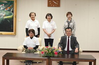 八條議長とURPH・Wの皆様の集合写真