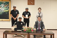 八條議長とHuitreの皆様の集合写真