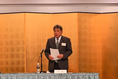 会長挨拶をする母谷広島市議会議長の写真