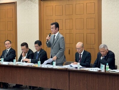 総会に参加する八條議長（右から3番目）の写真