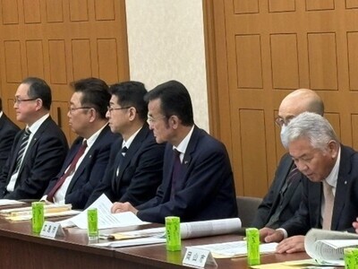 説明を聞く八條議長（右から3番目）の写真