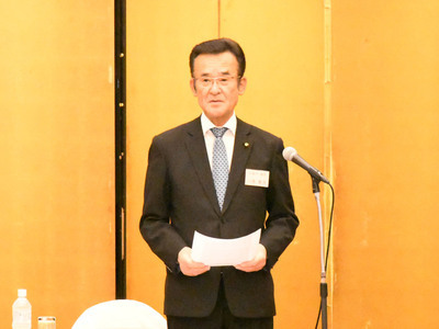 挨拶する八條議長