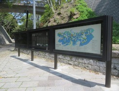 雲霓橋下の三差路に設置した総合案内サイン