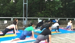 写真：えんがわパークヨガ@比治山公園・ムーアの広場1