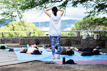 写真：えんがわパークヨガ@比治山公園・ムーアの広場2