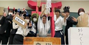 イラスト:国家試験全員合格を祝ってコスプレする学生ら