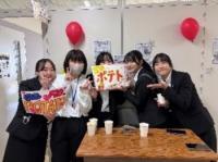 写真：ポテトの宣伝をする第一看護学科1年生ら