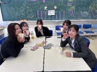 写真：机に座って食事をとる第一看護学科1年生ら