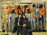 写真：ハロウィーンの飾りの前で記念撮影する第一看護学科2年生