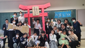 写真：コスプレをして記念撮影する第一看護学科3年生ら