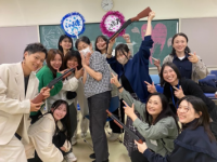 写真：教室内で記念撮影する第二看護学科2年生ら
