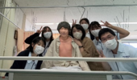写真：保健室で実習用人形と記念撮影する第二看護学科3年生ら