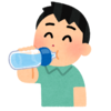 イラスト：水分補給をする人（男性・ペットボトル）