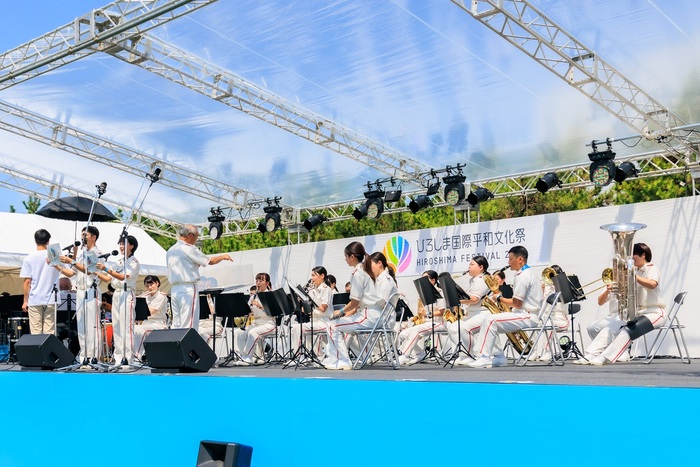 写真:屋外での演奏の様子1