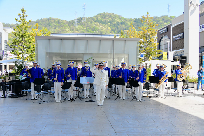 写真:屋外での演奏の様子2