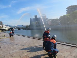 写真：一斉放水