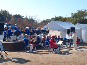 写真：森林公園での演奏の様子1
