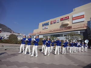 写真：パレード演奏の様子です。