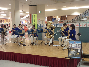 写真：金管5重奏の演奏の様子です。