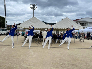 写真：ジャンボリミッキーを踊る様子です。