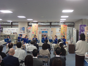 写真：佐伯区役所での演奏の様子です。