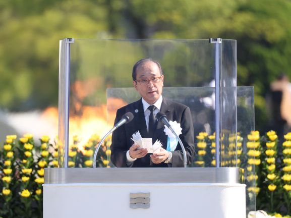 写真：平和宣言を読み上げる松井市長