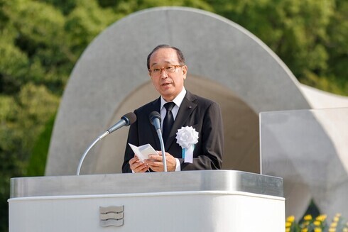写真：平和宣言を読み上げる松井市長