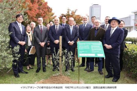 写真：植樹式の様子（令和7年度）