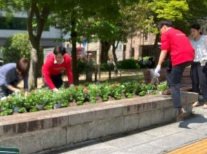 写真：株式会社パソナ・広島　花の植替え作業の様子1