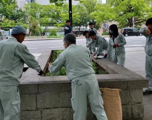 写真：株式会社田村建設　花の植替え作業の様子1
