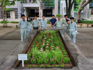 写真：株式会社田村建設　花の植替え作業の様子2