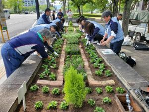 写真：株式会社熊谷組　花の植替え作業の様子1