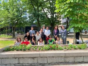 写真：株式会社パソナ・広島　花の植替え作業の様子2
