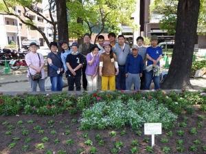 写真：作業所わくわく　花の植替え作業の様子2