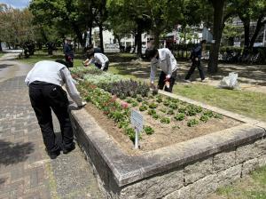 写真：株式会社丸猫　花の植替え作業の様子1