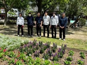 写真：株式会社丸猫　花の植替え作業の様子2
